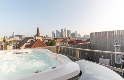 Gorgeous DTLA w/ View + Hot Tub! in Los Angeles, USA