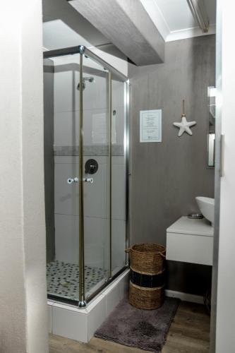 Shower, Nine on Uys street B & B in Jeffreys Bay