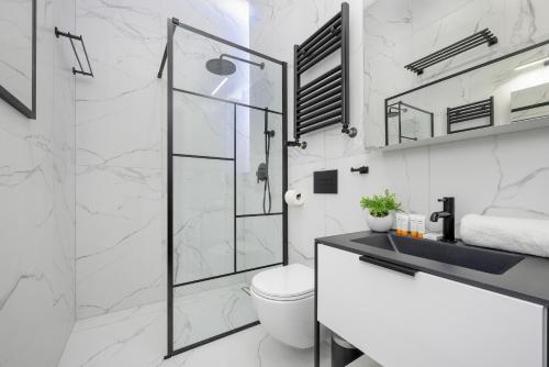 Exclusive Grey and Red Apartment in Warsaw Center by Noclegi Renters - image 2