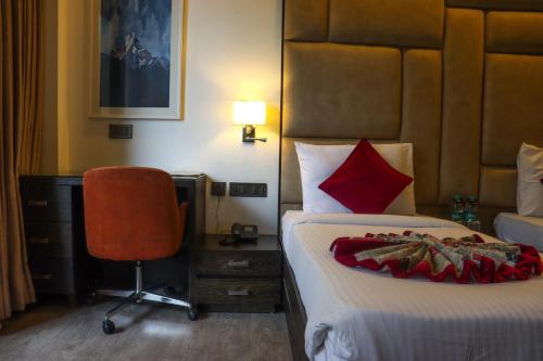 Standard Double Room image 7