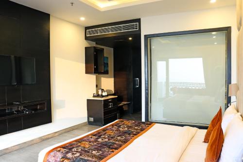 Deluxe Double Room image 10