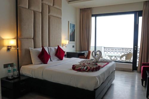 Deluxe Double Room image 9