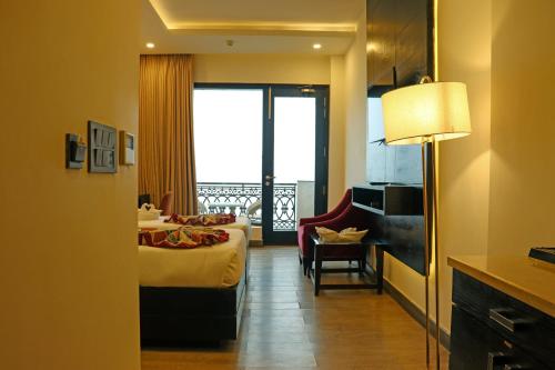 Deluxe Double Room image 8