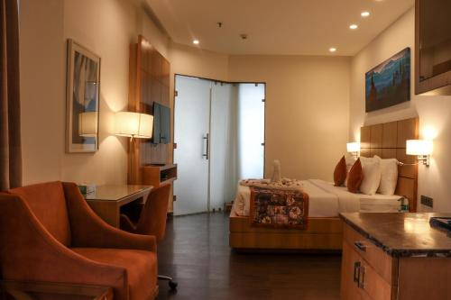 Queen Room with Balcony image 10