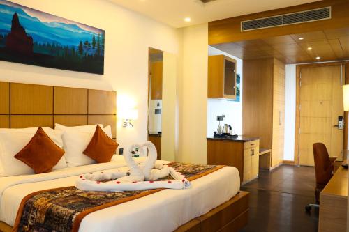Queen Room with Balcony image 7