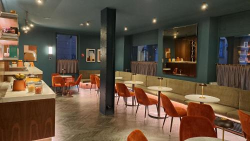 Essen und Erfrischungen, Hotel Brun near Fontana del Nettuno