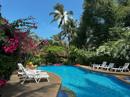 Cosy 3 Bedroom Duplex w/ Private Pool Near Beach!