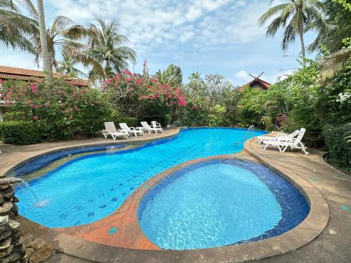 Cosy 3 Bedroom Duplex w/ Private Pool Near Beach!