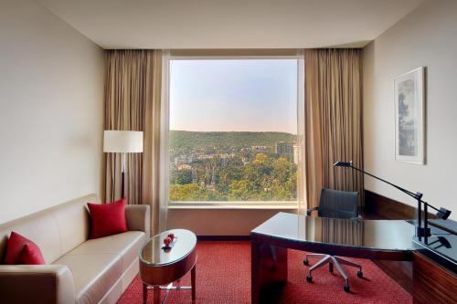 Suite, executive, city view, lounge access