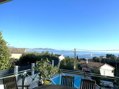 maison entièrement climatisée vue d'exception mer et rade de Marseille avec piscine 8 personnes