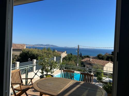 maison entièrement climatisée vue d'exception mer et rade de Marseille avec piscine 8 personnes, Марсель (фото 9)