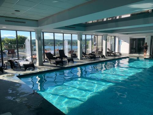 The Penthouse Bowness Luxury Loft Jacuzzi Bath & Complimentary Lakeview Spa Membership