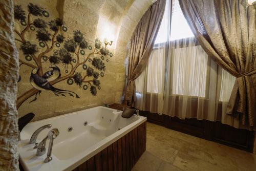 Capp Royal Cave HOTEL - Tap to explore photos
