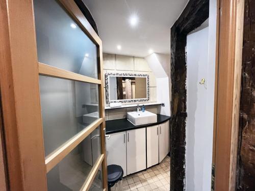 Urban Flat 43 - Charming Parisian Flat near Grands Boulevards - image 3