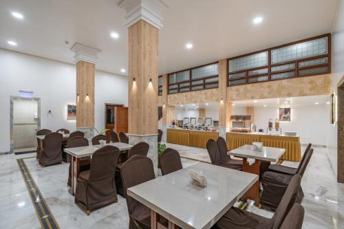 Étterem, Hotel Apex Surat in Surat