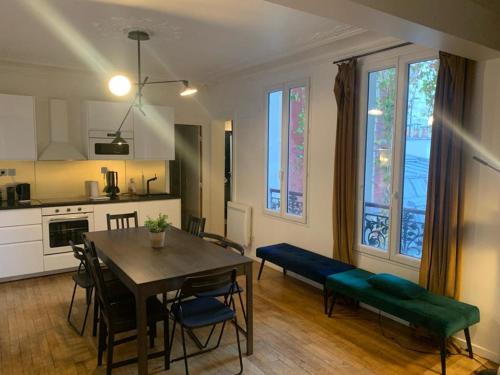 Urban Flat 99 - Spacious 6 BDR Apartment in Paris