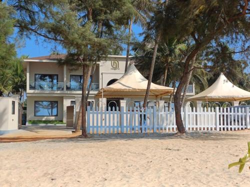 . Nautical 9 Beach Retreat