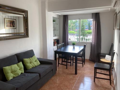 Luninoso y práctico apartamento en el centro con amplio parking incluido, Гранада