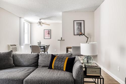 Westwood 1BR w Gym Pool Spa nr UCLA LAX-265 thumb 4