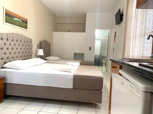 1 double bed, 1 twin bed