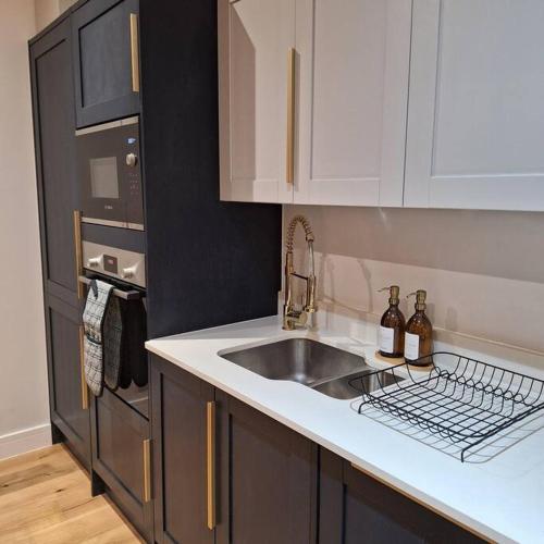 Home at Highgrove - Private Garden & Parking, Reading (zdjęcie 3)