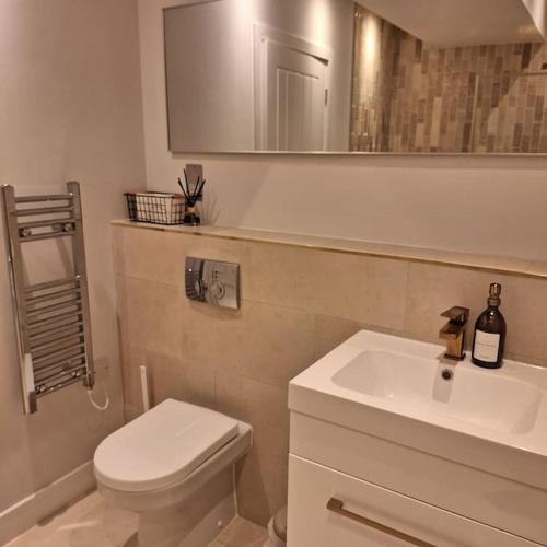 Home at Highgrove - Private Garden & Parking, Reading (zdjęcie 4)