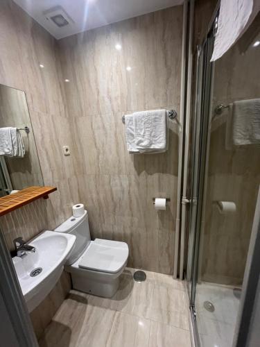Single Room with Private Bathroom image 4