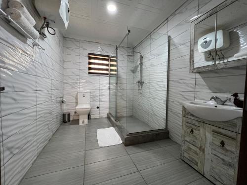 Double Room with Private Bathroom image 3