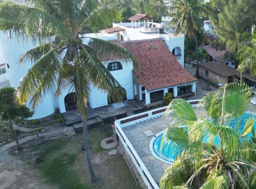 Vintage 5 bedroom Villa with a Swimming Pool in Nyali, 3 minutes to the beach, Shopping malls and other Entertainment Areas