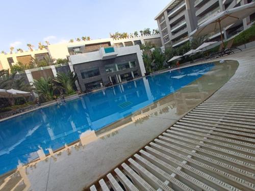Parkside Boutique 3 Bedroom Serviced Apartment - Ocean Blue - main image