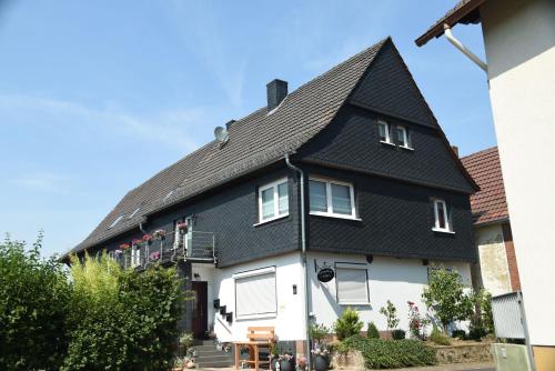 B&B Bad Zwesten - Ferienwohnung "Im alten Pfarrhaus" - Bed and Breakfast Bad Zwesten