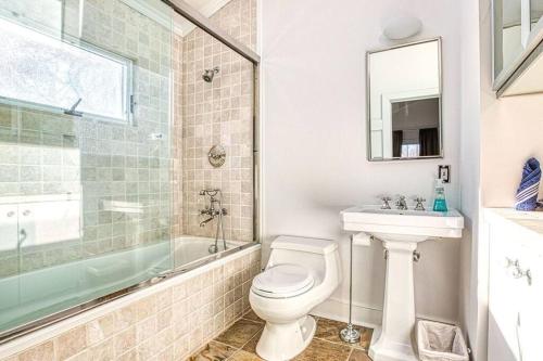 Share a bathroom for a fee image