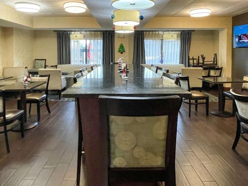 مطعم, Comfort Inn Darien - North Brunswick in دارين - جورجيا