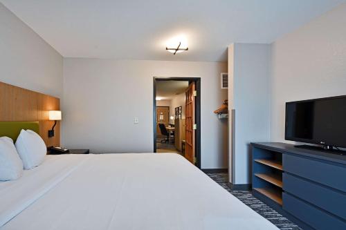 Country Inn & Suites by Radisson, Bloomington-Normal Airport, IL