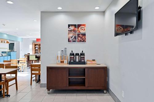 餐飲選擇, 布盧明頓諾莫爾機場麗怡酒店 (Country Inn & Suites by Radisson, Bloomington-Normal Airport, IL) in 布盧明頓(IL)