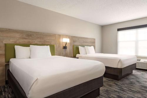 Country Inn & Suites by Radisson, St. Cloud East, MN