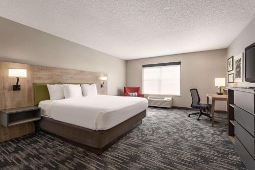 Country Inn & Suites by Radisson, St. Cloud East, MN