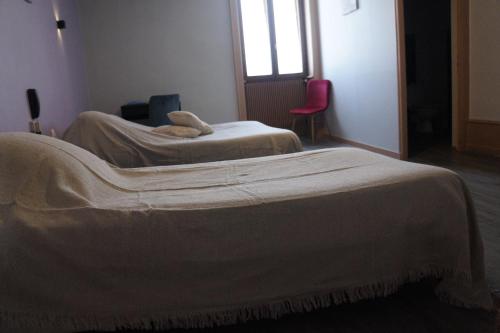1 double bed, 2 twin beds