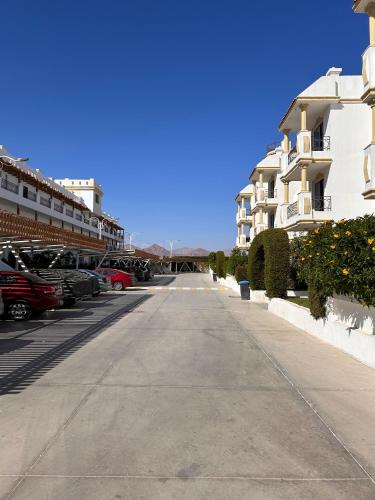 Cosy Studio on the First Floor with lovely Terrace and Personal Garden Area, Pool View and Free Beach Access in Sharm Hills Resort