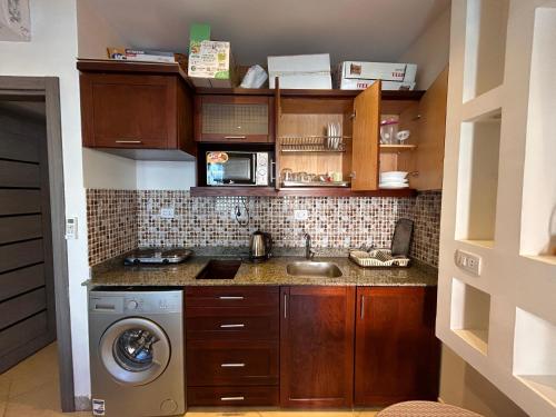 Cosy Studio on the First Floor with lovely Terrace and Personal Garden Area, Pool View and Free Beach Access in Sharm Hills Resort