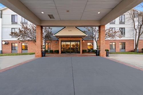 Quality Inn - Accommodation - Warrensburg