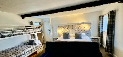 1 queen bed, 1 bunk bed