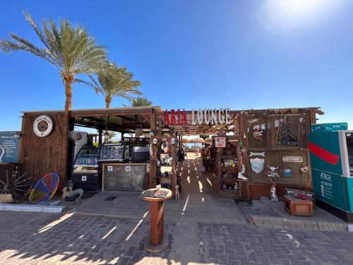 Cosy Studio on the First Floor with lovely Terrace and Personal Garden Area, Pool View and Free Beach Access in Sharm Hills Resort