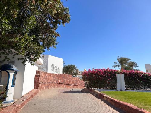 Cosy Studio on the First Floor with lovely Terrace and Personal Garden Area, Pool View and Free Beach Access in Sharm Hills Resort