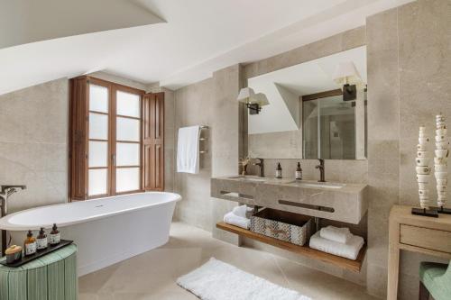 room detail thumbnail 2