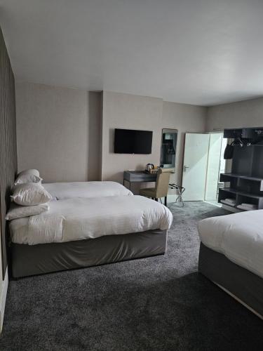 4 twin beds