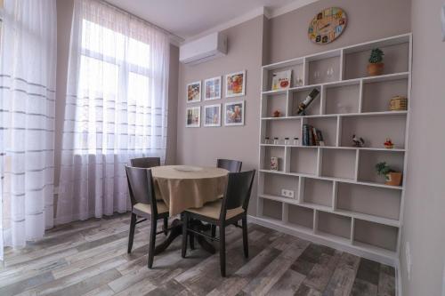 New 1930s quiet central apartment w/AC - 2 bedroom, Sofie
