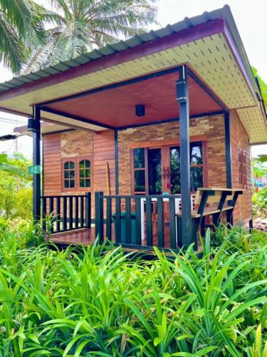 Lay Back Villa Wooden House AC Hot shower High Speed Internet