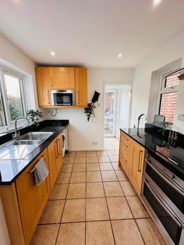 R1 - Newly renovated En-suite Private Room with its own kitchenette in Birmingham - Halesowen R1 - Newly renovated En-suite Private Room with its own kitchenette in Birmingham - Halesowen