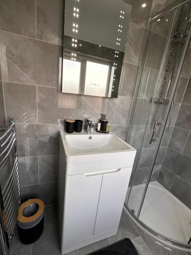 R1 - Newly renovated En-suite Private Room with its own kitchenette in Birmingham - Halesowen R1 - Newly renovated En-suite Private Room with its own kitchenette in Birmingham - Halesowen